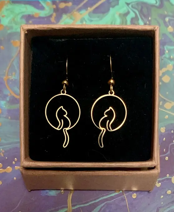 Pendientes gato en aro dorado — Gatos hecha a mano, Mana Dragonfly