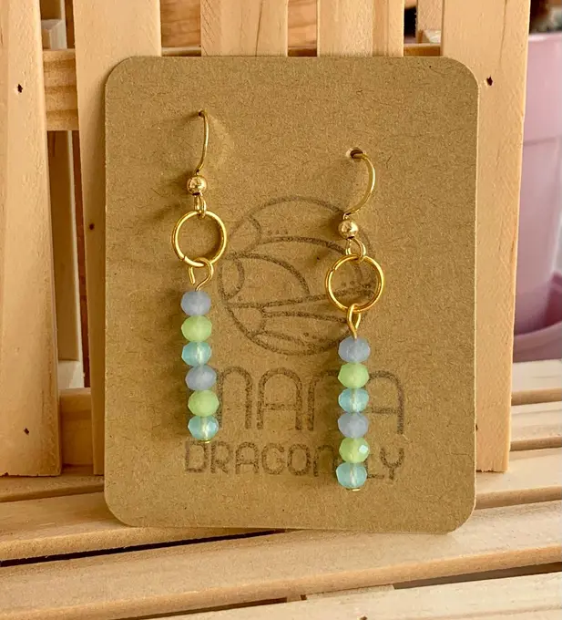 Pendientes largos de aro dorado y cristal verde menta — Cristal hecha a mano, Mana Dragonfly