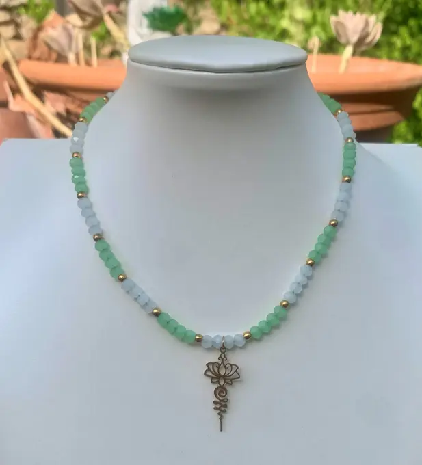 Collar Unalome de jade y aguamarina — Geometría Sagrada hecha a mano, Mana Dragonfly