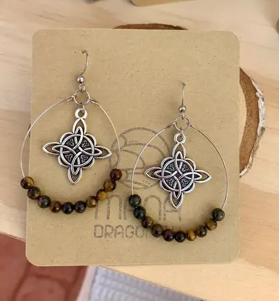 Arracades d'anella Nus de Bruixa amb ull de tigre — Amulets feta a mà, Mana Dragonfly