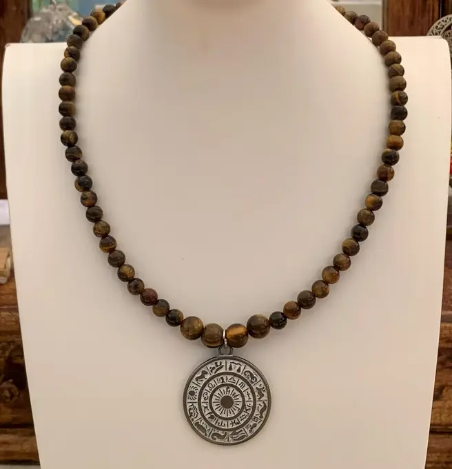 Collar de ojo de tigre con la rueda del zodíaco — Amuletos hecha a mano, Mana Dragonfly