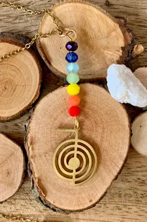 Collar 7 xacres amb Cho Ku Rei daurat — Chakras & Reiki feta a mà, Mana Dragonfly