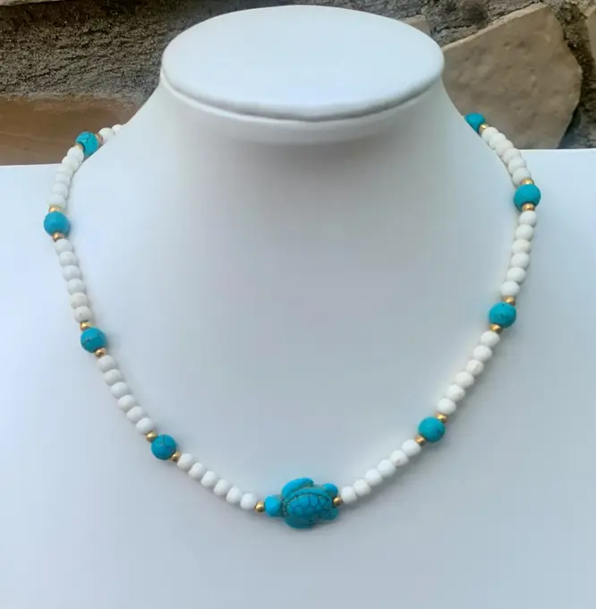 Collar blanc amb tortuga turquesa — Turquesa feta a mà, Mana Dragonfly