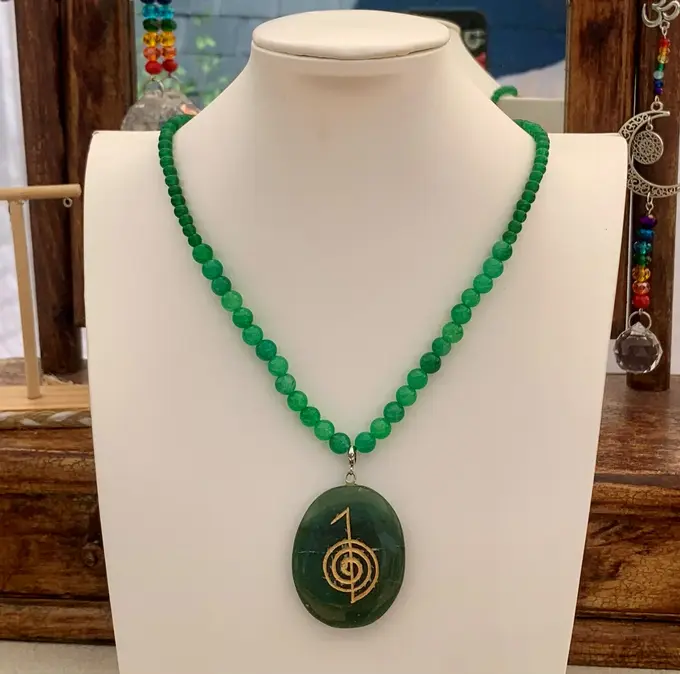 Collar Cho Ku Rei de pedra verda — Chakras & Reiki feta a mà, Mana Dragonfly