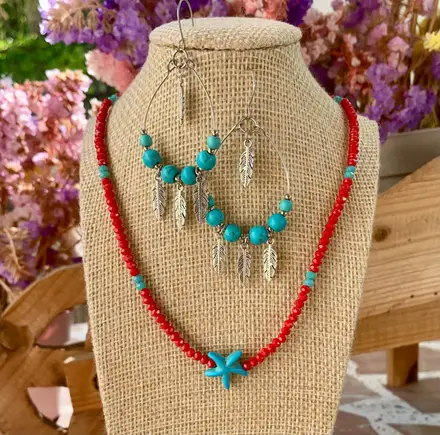 Conjunt d'estiu: collar estrella de mar i cèrcols de plomes — Turquesa feta a mà, Mana Dragonfly