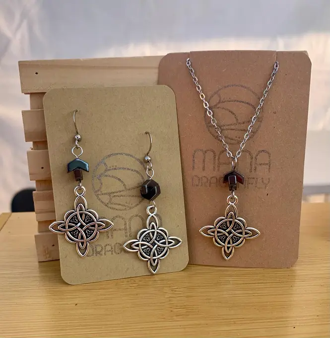 Conjunt Nus de Bruixa amb Hematite — Amulets feta a mà, Mana Dragonfly