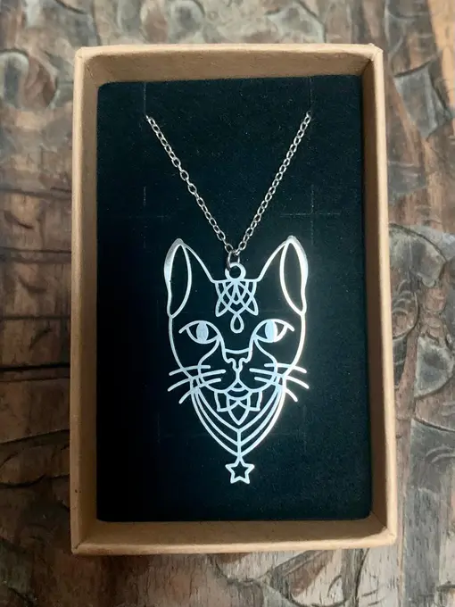 Collar gat geomètric — Gats feta a mà, Mana Dragonfly